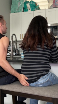 Ela trouxe sua melhor amiga para nossa conexão para assistir