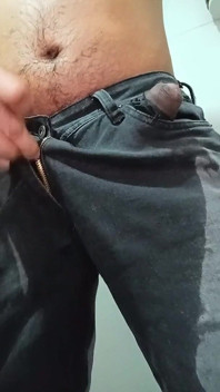 Urinare in jeans scuri
