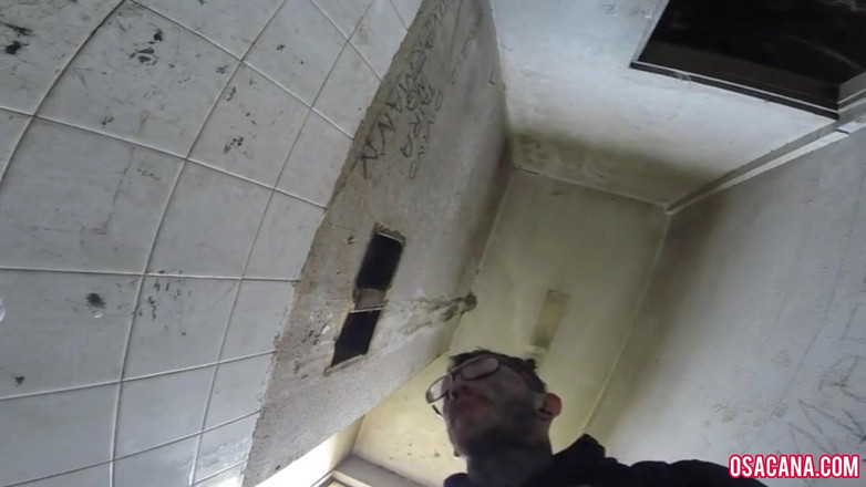 World Gay: Я перепрыгнул через стену, чтобы подрочить в дрожащем сарае