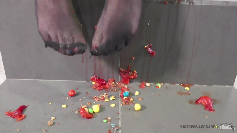 Mistress Legs: Jugosa comida aplastada con tacones altos