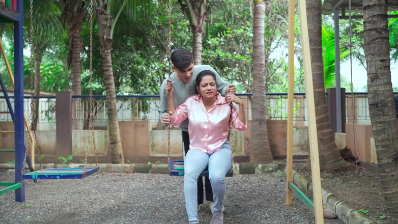 Desi Maal studios: Tante bahenol ini dientot habis-habisan sama pacarnya di taman dan...
