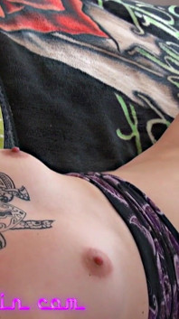 O mamă sexy mascată își fute prietenul tatuat