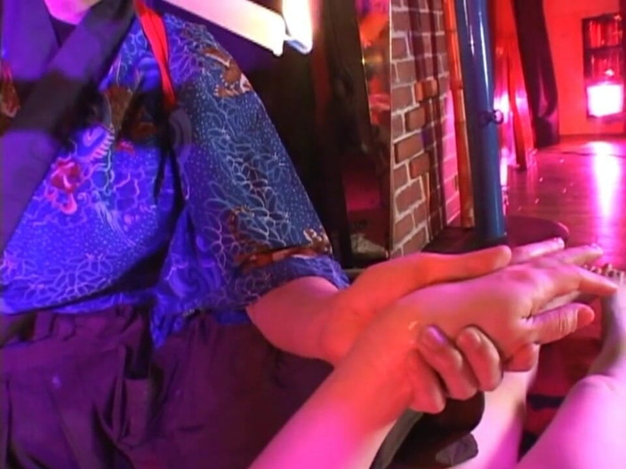 Genuine XXX: Stăpânul sado-maso îi ordonă sclavului să se pedepsească cu ceară sexy...