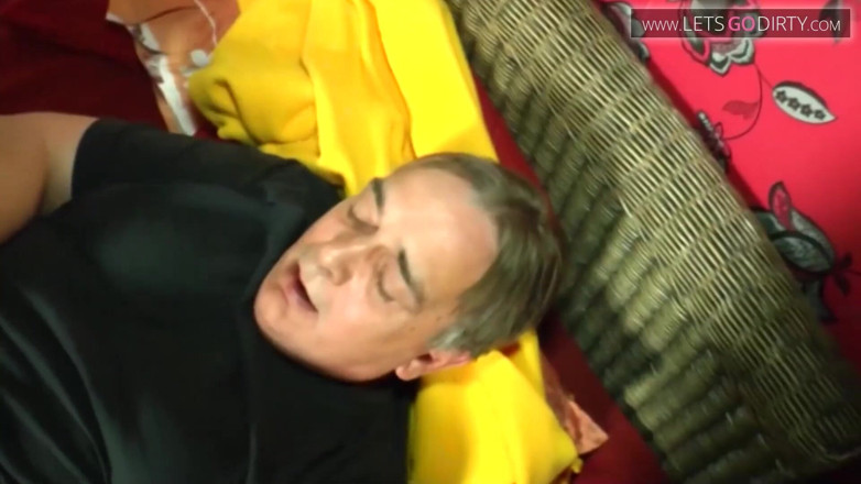 Dirty old moviez: O bunică sexy blondă suge o pulă tare, apoi o...
