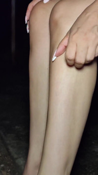 ヒールを履いた女性が爪で足をかく