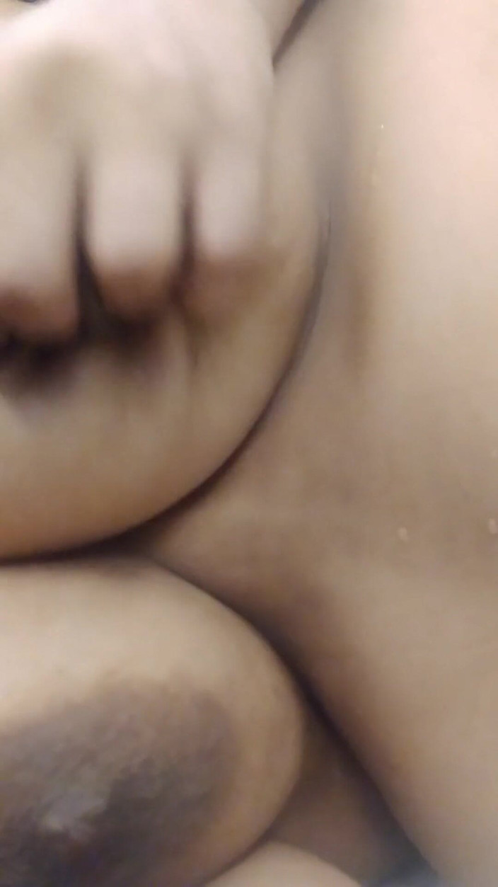 Aria Mia: Hintli köylü büyük göğüslerini sıkar