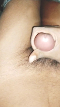 Ragazzo effeminato si masturba da solo in camera