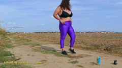 Pee Adventures: Tlustá brunetka čůrá Její švestkové punčocháče dělají velkou louži čůrání v prachu - tlustá...