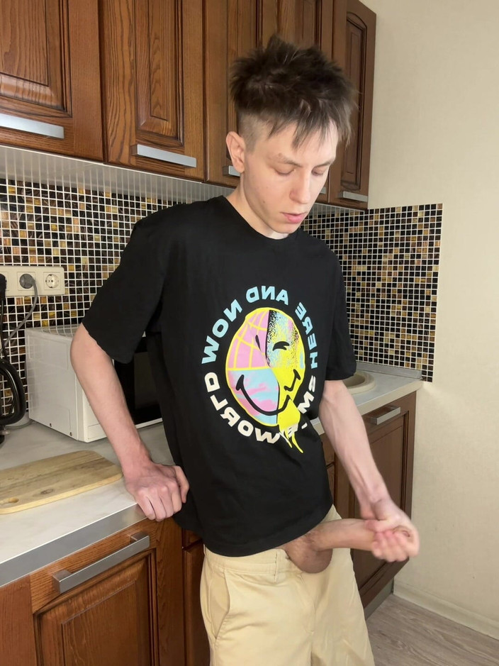 Morflot24: Genç twink'in fışkıran boşalma zevki