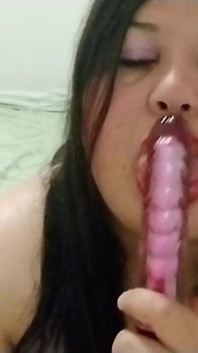 Bridivine è ossessionata a succhiare il suo grosso dildo