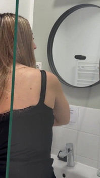 Chica caliente y cachonda en la minifalda más corta se quita la ropa interior para mostrar coño afeitado y culo sexy redondo