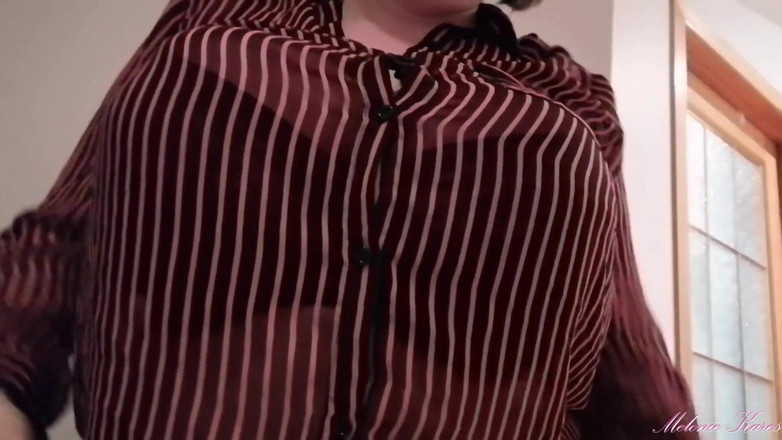 Melonie Kares: Une blouse noire rebondit ses gros nichons en POV