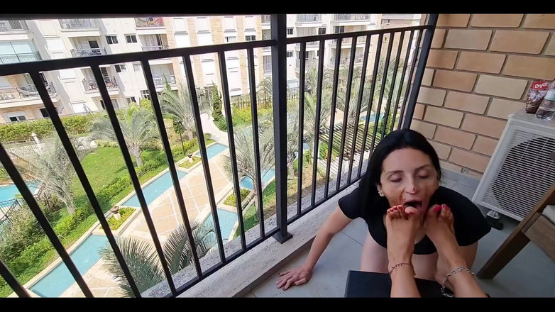 KiffaFeet: La déesse Kiffa Vitoria Vonteese - pieds sales, épisode 10 - une esclave lesbienne...