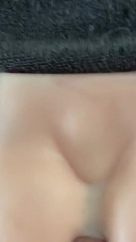 Ragazzo dotato gocciolante sborra