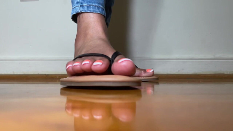 Pink Foxx: Flip Flop Sole Mengusik