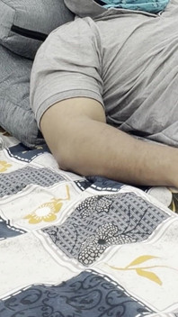 La cameriera ha sorpreso il proprietario di casa a masturbarsi nella sua stanza e poi ha scopato così bene
