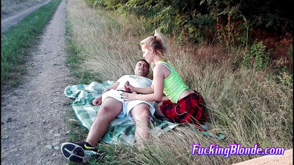 Fucking Blonde: Sexy blondýnka šuká na kraji silnice