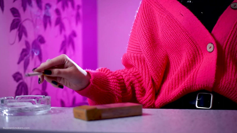 Russian Smokers: Juguetona belleza rusa fumando cigarrillo al aire libre
