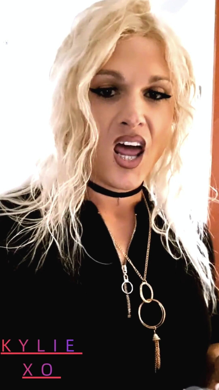 Darkfetish2k: Ella Está Fumando Esperando Tu Polla