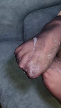 Ensemble de taquinage en solo avec pieds nus et une éjaculation sur les chaussettes en nylon d’une jolie BBW