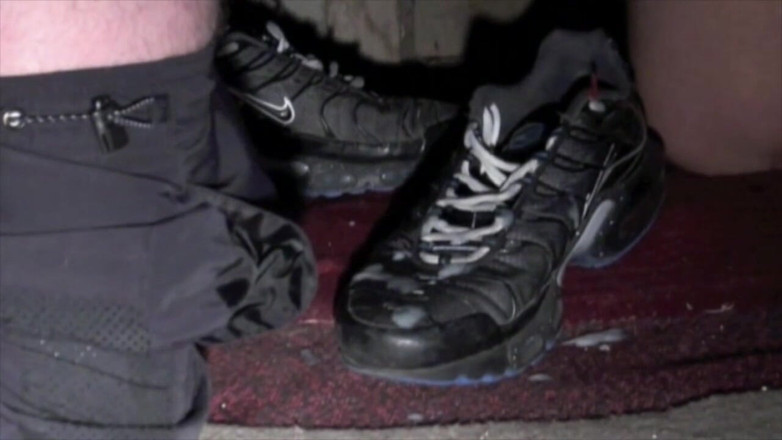 Sneaker gay: Stęka i poddanie stóp przez jego prostego przyjaciela