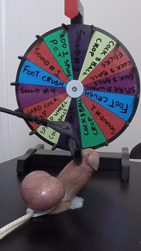 Cô ấy nhét một đầu dò dài 30cm vào con cu đầy thịt của anh ấy - chơi bdsm