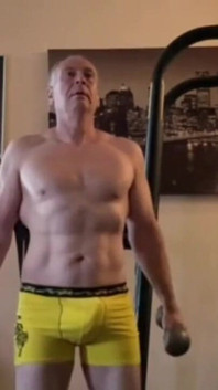 Zralý muž trénuje, kouří a honí