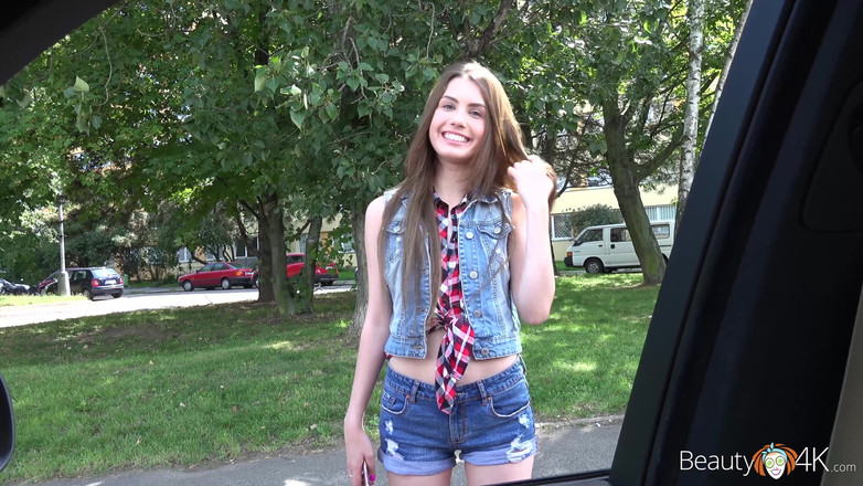 Teen Mega World: असली सुंदरी की चूत को कार में चोदा गया