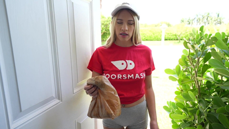 Doorsmash: Blondine met beugel Khloe Kapri spuit op de natte burrito...