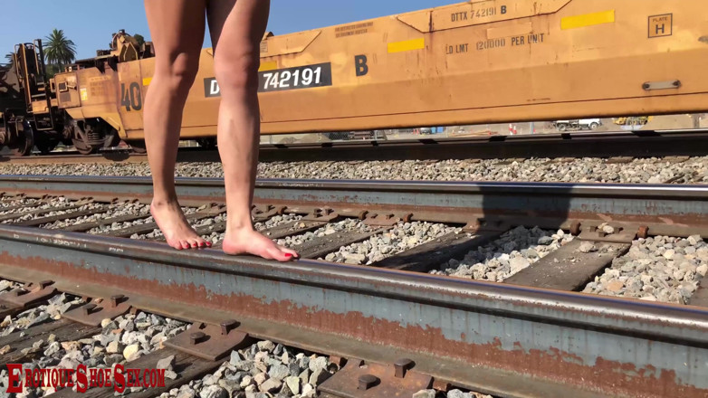 Erotique Fetish: Erotique Entertainment - film sex în pantofi într-un tren Un vignette feature cu...