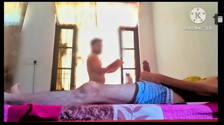 Desi__Panda: Desi indisk student som har runkar av framför sin rumskompis...