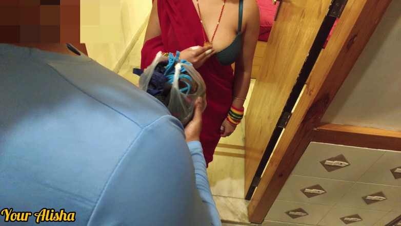 Your Alisha: La venditrice di reggiseno ha la possibilità di scopare il...