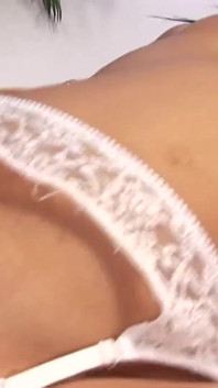 Une brune sexy dans la salle de bain se fait baiser par une bite avide