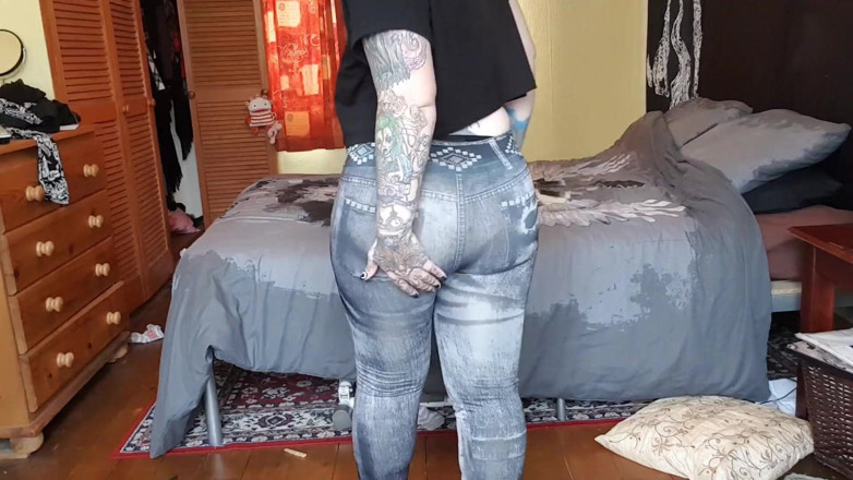 Tattooed Milfy Mama: PAWG merangsang dan muncrat di legging