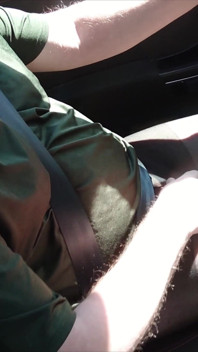 Nylonjunge Fährt Auto in Schwarzer Feinstrumpfhose