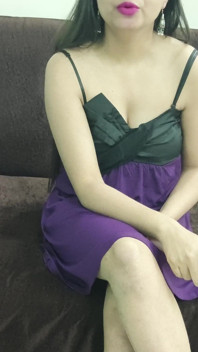 Indianca frumoasă Saara futându-și pizda cu degetul, dar prinsă de fratele vitreg urmărindu-se la porno și futându-și pizda strâmtă!