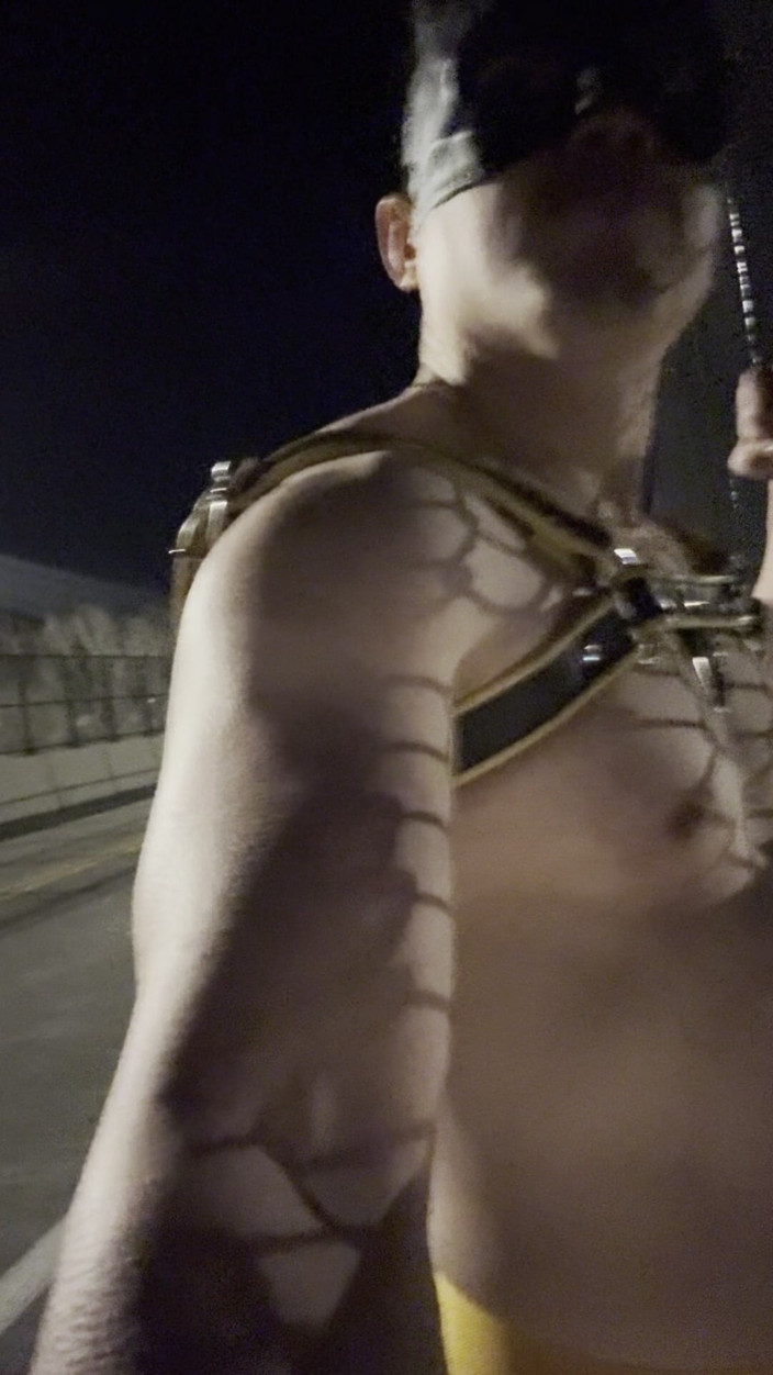 barenakedboy: 午夜肌肉挑逗：亚洲大屁股在公路桥上的黄色安全带弯曲屁股和二头肌