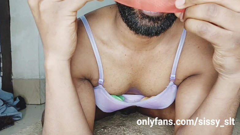 Sissy Slut Simran: Minuscule Bite Sissy Femboy Pisse Dans Le Préservatif, Boit Il...