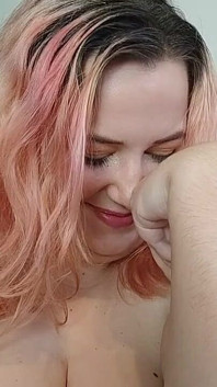 Umiliazione del pene piccolo - non riesce a smettere di ridere