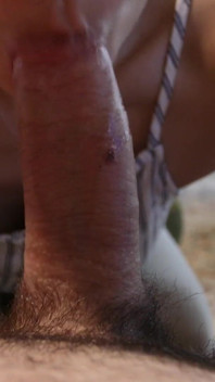 Petite amie chinoise mignonne, pipe en POV, regarder la télévision, gémissements doux, éjaculation dans la bouche