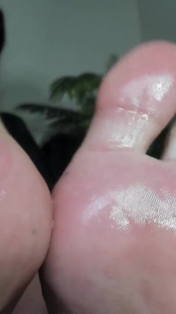 Sexy Oil Toes