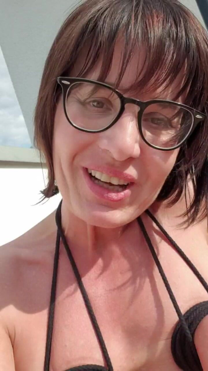 JulieEroticDress: マスターに素晴らしいオーガズムと潮水を