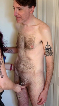 MILF hotwife zamyká a obléká paroháče před Femdom house party!