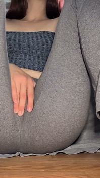 Orgasme pancutan mani dalam seluar yoga selepas kelas
