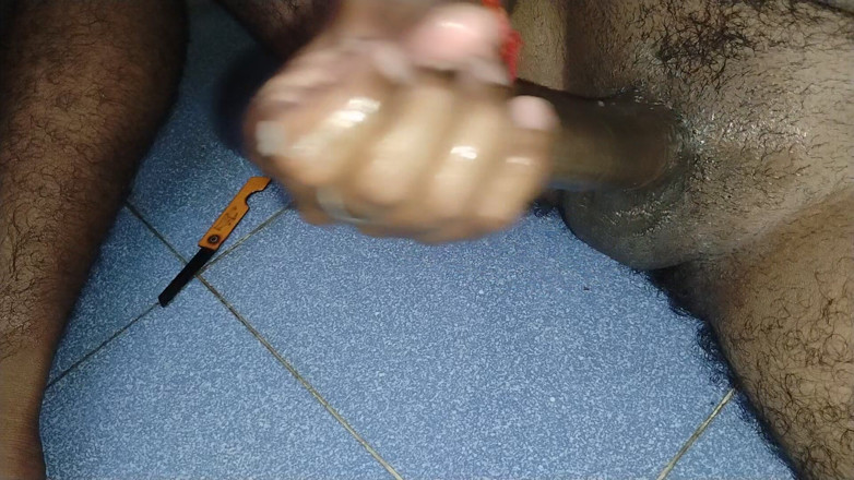 Babababa00007: Massageie o pênis aplicando Aloe Vera.