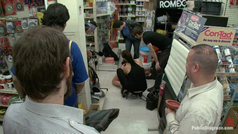 Public Disgrace by Kink: Una troia di 20 anni viene usata in un negozio di...