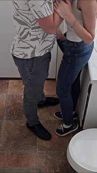 Studenci ruchają się w toalecie