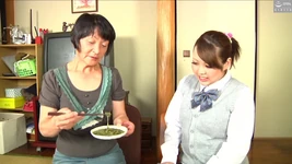 Intensiv lesbisk session mellan en mogen brud och en ung kvinna