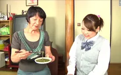 Intensiv lesbisk session mellan en mogen brud och en ung kvinna