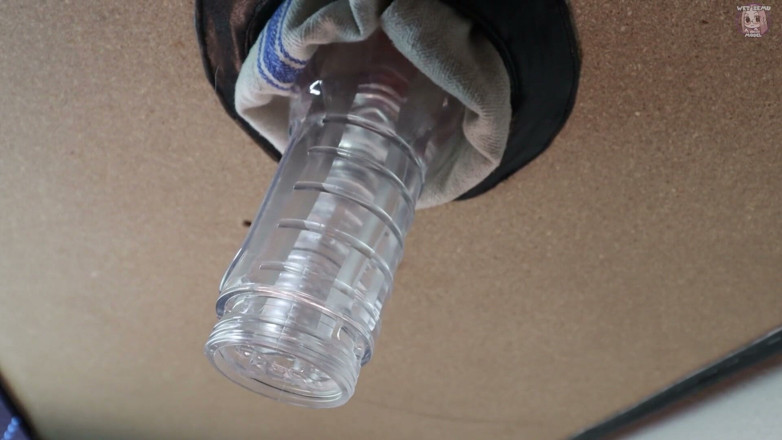 WetZemu: Fleshlight baise sur une table sans les mains